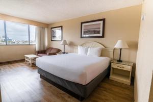 Postel nebo postele na pokoji v ubytování Emerald Beach Hotel Corpus Christi