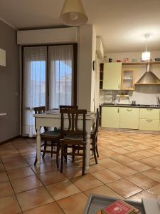 a kitchen and dining room with a table and chairs at Casa Willi in Fano