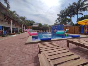 Swimmingpoolen hos eller tæt på Casa Del Merman at GayMontanita House