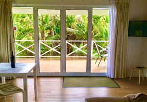 een woonkamer met een glazen schuifdeur bij Azores Casa Hawaii in Nordeste