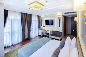 Habitación de hotel con cama y escritorio en Aspera Hotel Golden Horn, en Estambul