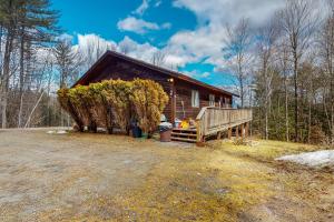 a log cabin in the woods with a yard at Free in VT in Cavendish