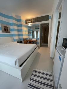 ein Schlafzimmer mit einem Bett und einem TV in der Unterkunft La Casa di Greta in Camogli
