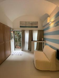 ein Wohnzimmer mit einem weißen Sofa und einem Fenster in der Unterkunft La Casa di Greta in Camogli