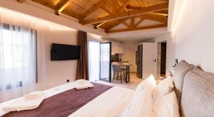 Postel nebo postele na pokoji v ubytování Paleo Suites