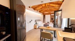 Kuchyň nebo kuchyňský kout v ubytování Paleo Suites