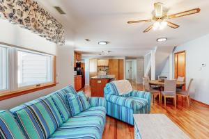 a living room with a blue couch and a table at Exeter Road Daydream in Ocean City