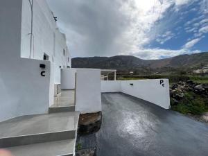 ein Gebäude mit weißen Wänden und Betonboden in der Unterkunft Episkopi Estate Cycladic Villas in Éxo Goniá