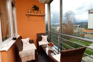 d'un balcon avec des chaises, une table et une fenêtre. dans l'établissement Elegant Visoko, à Visoko