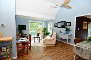 ein Wohnzimmer mit blauen Wänden und einem Deckenventilator in der Unterkunft Cottage at Millpond Falls - A Romantic Escape in Warwick