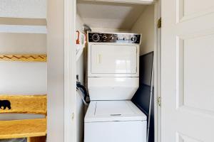 リンカーンにあるHappy Havenの小さな部屋に白い洗濯機と乾燥機があります。