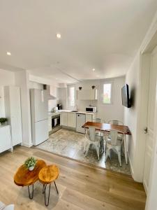 eine Küche und ein Esszimmer mit einem Tisch und Stühlen in der Unterkunft Suite Apartment Anselm Barcelona in Cornellà de Llobregat