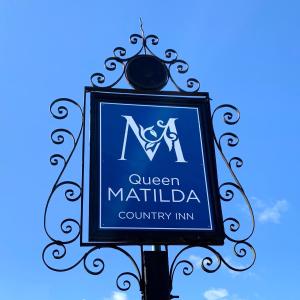 a sign for a queen melilla county inn at The Queen Matilda Country Rooms in Tetbury