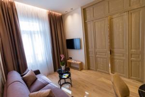 TV a/nebo společenská místnost v ubytování Paleo Suites