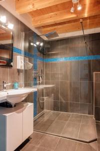 ein Bad mit einem Waschbecken und einer Dusche in der Unterkunft Reiterhof Berggut Gaicht in Nesselwängle