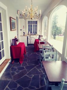 un comedor con mesas y sillas y una lámpara de araña en Sleepy Hollow Manor en Gettysburg