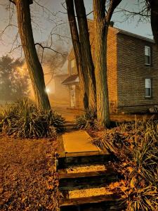 ein Haus mit Bäumen und Treppen vor einem Haus in der Unterkunft Sleepy Hollow Manor in Gettysburg