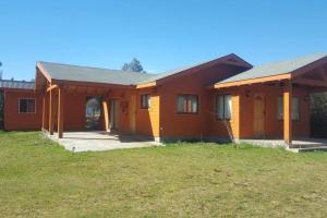 ein Haus mit Orange und Gelb in der Unterkunft Tranquilidad y descanso en Villarrica - Pucón in Pucón