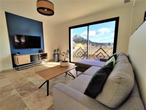 Posezení v ubytování VILLA ENTIERE BELLEVUE - Balnéo - Piscine - Clim