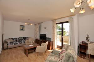 een woonkamer met een bank en een tafel bij Apartments Medelin in Rovinj