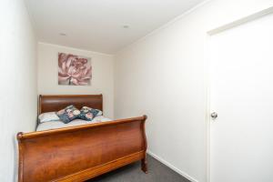 a bedroom with a bed in a room at Family Home on Robert St in Raglan