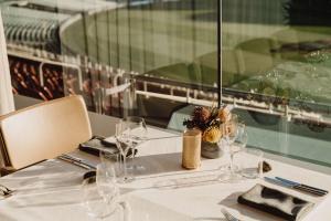 una mesa blanca con gafas y servilletas. en Oval Hotel at Adelaide Oval en Adelaida