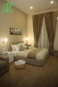 ein Schlafzimmer mit einem großen Bett und einem Sofa in der Unterkunft MC Apartments in Neapel