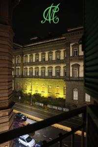 ein großes Gebäude mit gelben Lichtern davor in der Unterkunft MC Apartments in Neapel