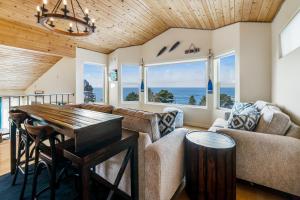 una sala de estar con un sofá y una mesa en The White Anchor, en Depoe Bay