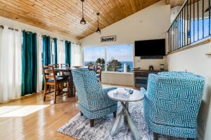 una sala de estar con una mesa y sillas en The White Anchor, en Depoe Bay