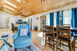 Una cocina y un comedor con mesa y sillas. en The White Anchor, en Depoe Bay