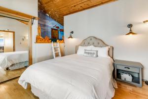 Un dormitorio con una cama blanca y un espejo. en The White Anchor, en Depoe Bay 23 fotos más