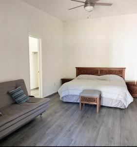 - une chambre avec un lit et un canapé dans l'établissement Bed & Tennis - Vista Hermosa, à Cuernavaca