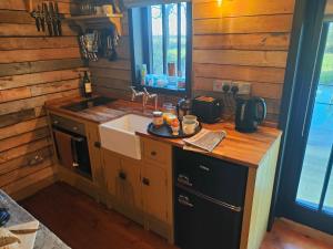 Dapur atau dapur kecil di The Water Shack - Amazing tiny house retreat