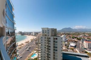 ケープタウンにあるLuxury Ocean View 1203の建物から見た街の景色