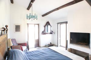 1 dormitorio con 1 cama y TV en la pared en Casa Casperia, en Casperia