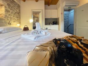 ein Schlafzimmer mit einem Bett mit Handtüchern darauf in der Unterkunft Dubrovnik Throne Suite IV in Dubrovnik