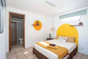 Una cama o camas en una habitación de Hostal La Paz & Love Guadalajara