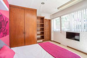 Una cama o camas en una habitación de Hostal La Paz & Love Guadalajara