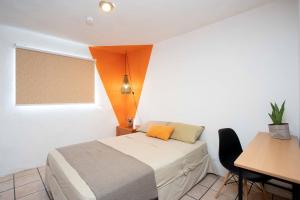 Una cama o camas en una habitación de Hostal La Paz & Love Guadalajara