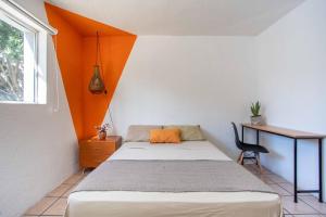 Una cama o camas en una habitación de Hostal La Paz & Love Guadalajara