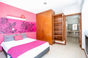 Una cama o camas en una habitación de Hostal La Paz & Love Guadalajara