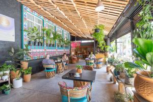 Un restaurante u otro lugar para comer en Hostal La Paz & Love Guadalajara
