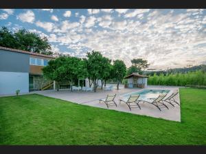 蒙考Quinta da Teimosa的一组椅子坐在游泳池周围