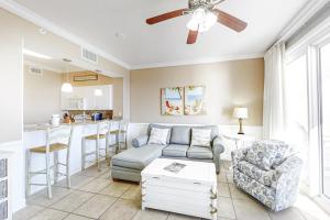 sala de estar con sofá y ventilador de techo en Windemere Condominiums II en Pensacola
