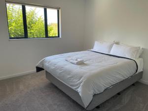 En eller flere senge i et værelse på Private Escape Central Wanaka 3 Bedroom