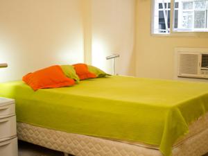 Un pat sau paturi într-o cameră la Apartamento Ouro Negro