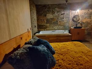 Una cama o camas en una habitación de Cabañas San Marcos