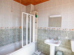 um banheiro com uma pia, um vaso sanitário e uma banheira em Seaview Cottage em Ballyvaughan
