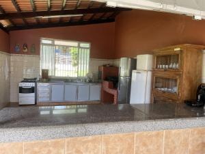 a kitchen with a counter top and a refrigerator at Casa à beira do lago in Divinópolis